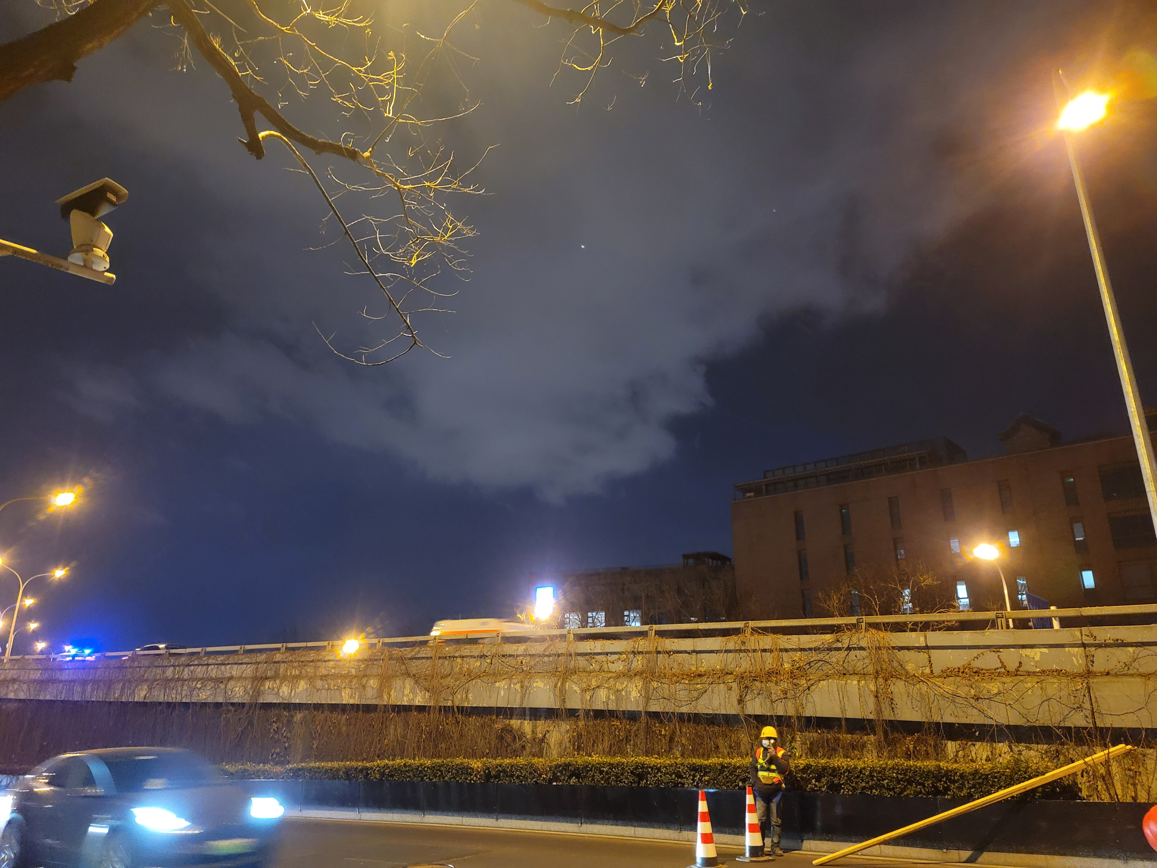 深夜北京街头很多工人在加班,路边堆满红灯笼,春节没钱旅游咋办
