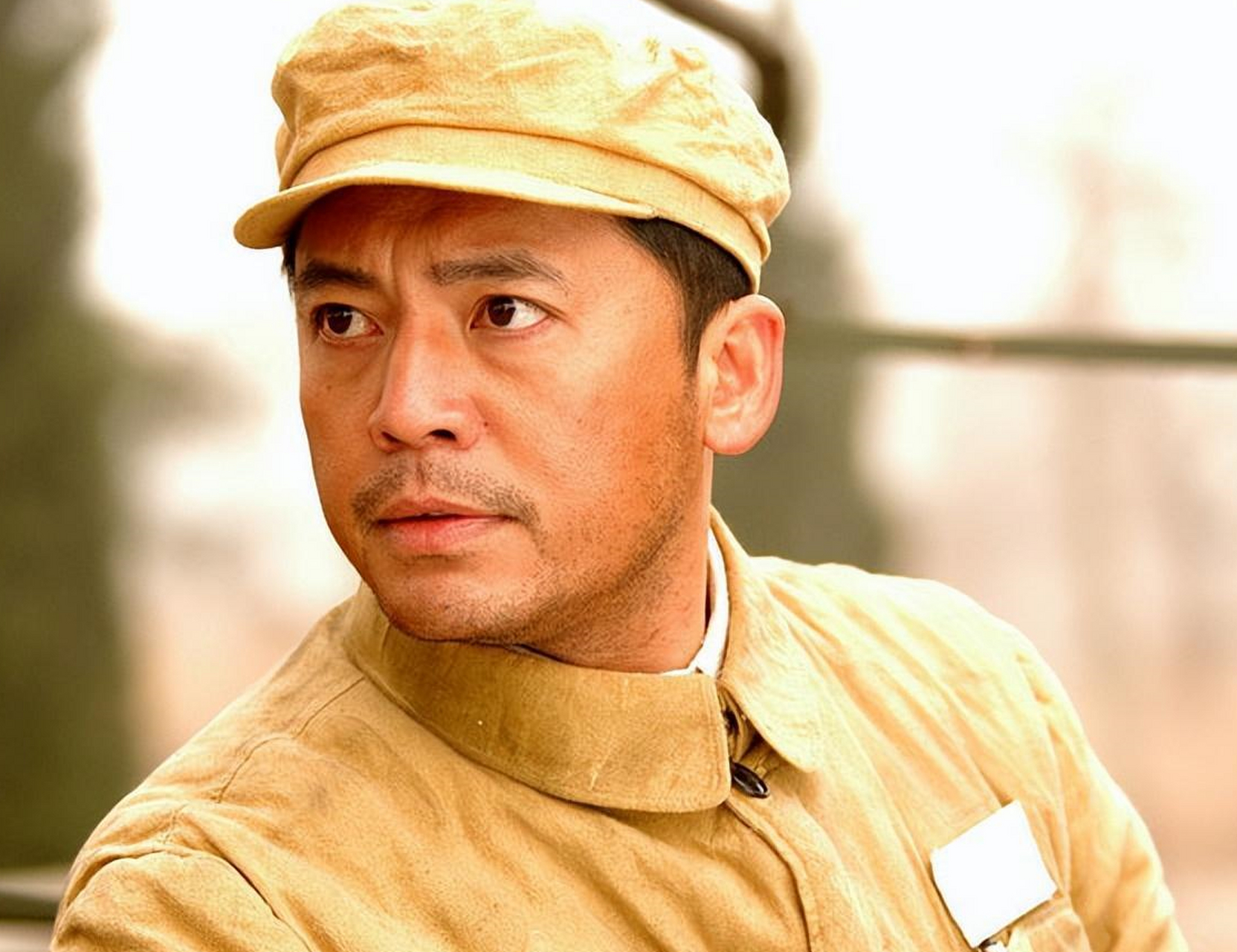 演员何政军透露:为了对抗严寒和设备故障,他多次用酒精取暖.