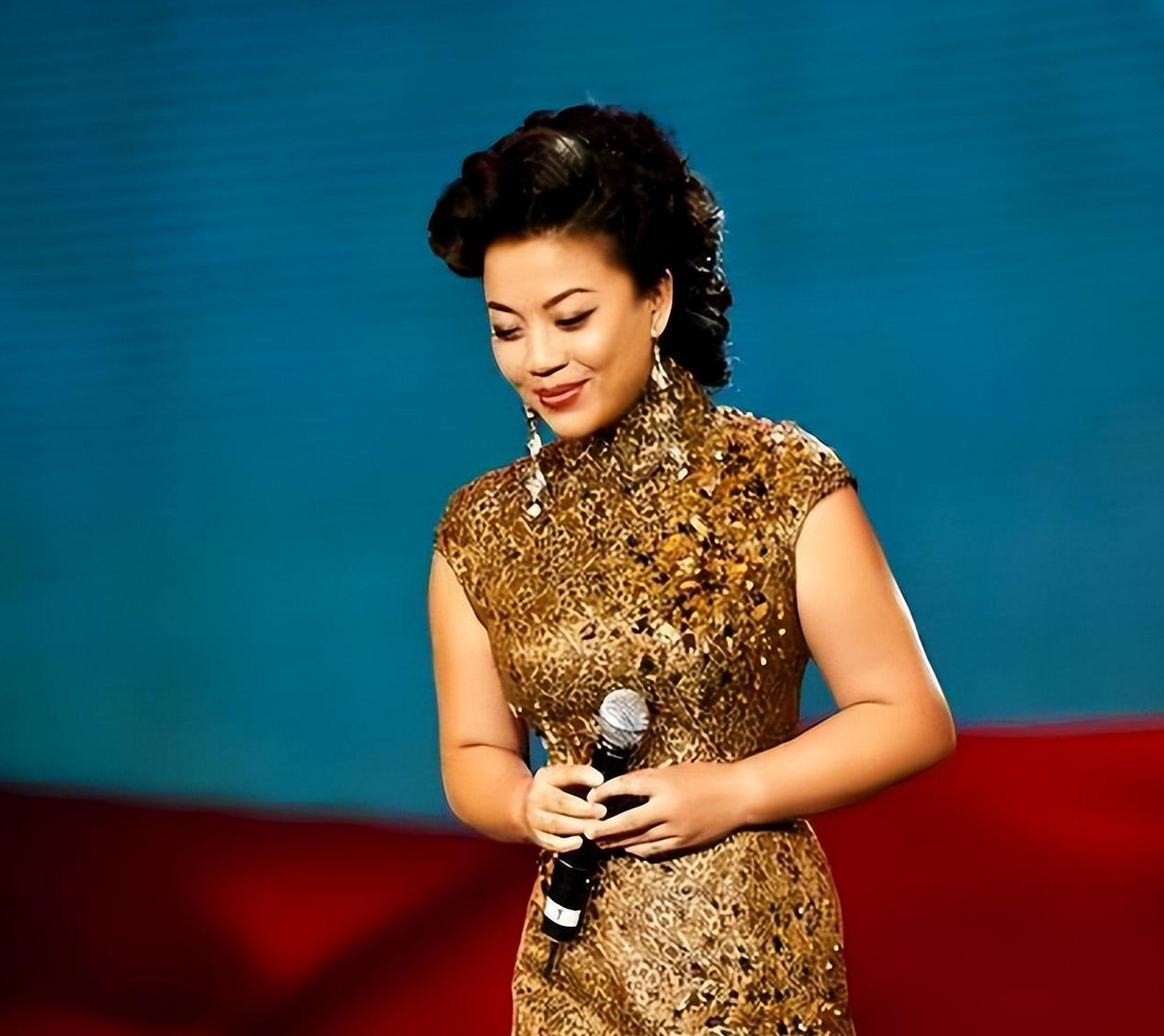 张也是一位备受瞩目的歌手,她的事业蒸蒸日上,但感情生活却充满曲折.