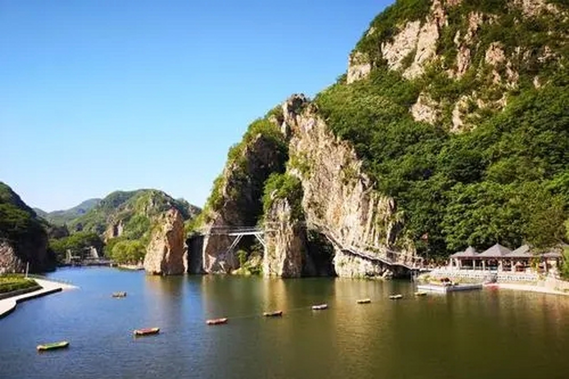 庄河云盘谷风景区集山水风光,历史文化,民俗风情于一体,是自然与人文