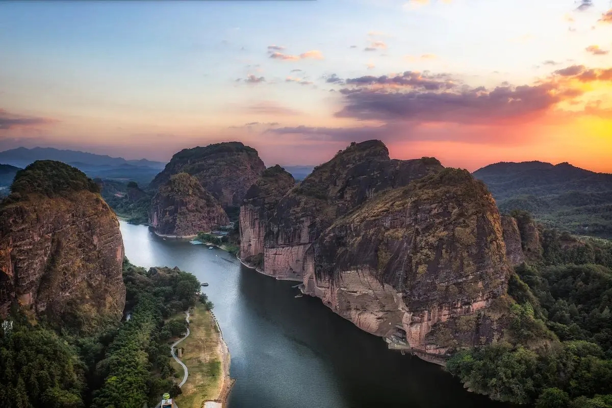 龙虎山风景区:山水之韵与人文之光的和谐交响