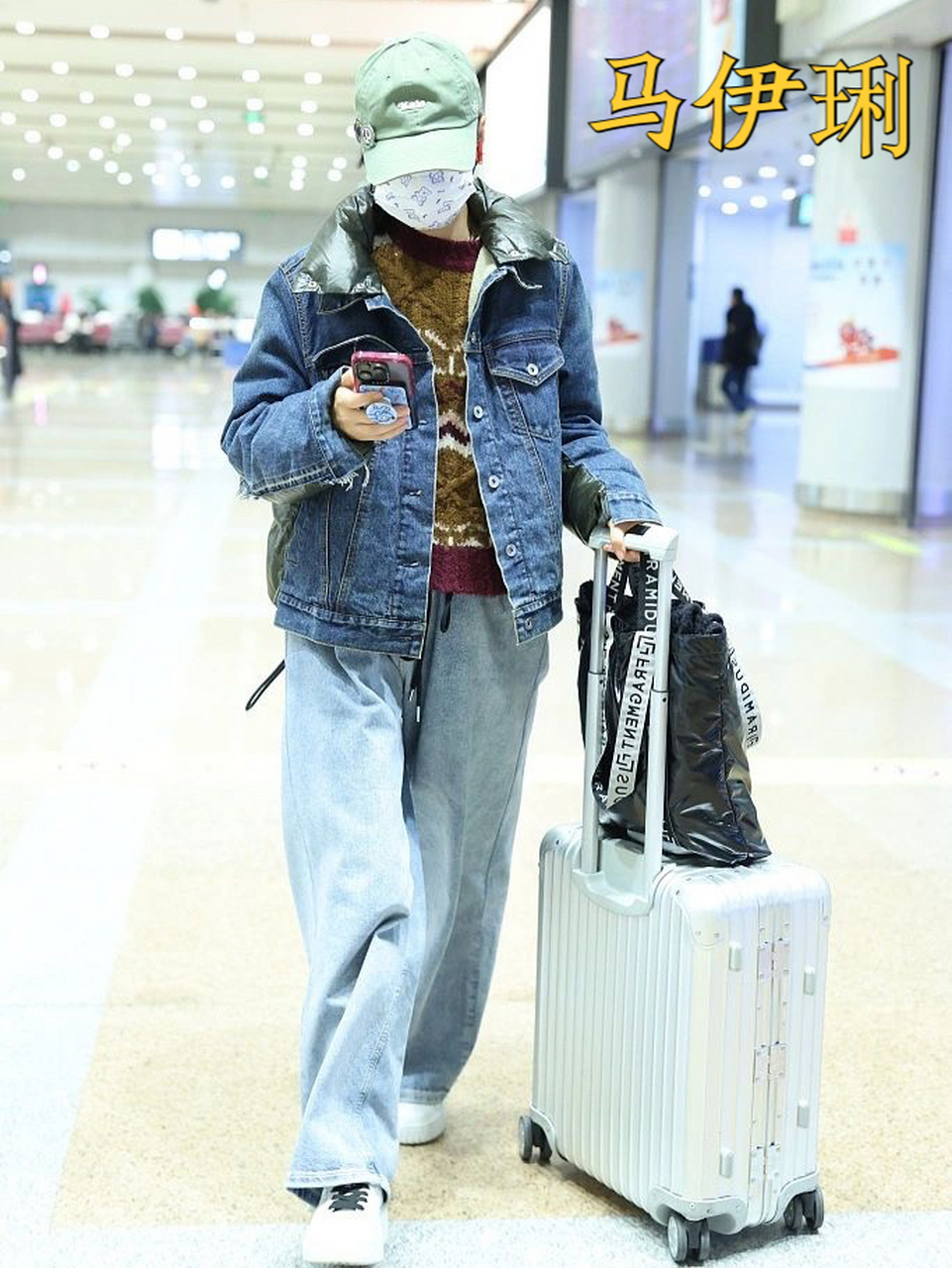 马伊琍四十七岁了717171  一件短款的牛仔羽绒服, 内搭一件棕色