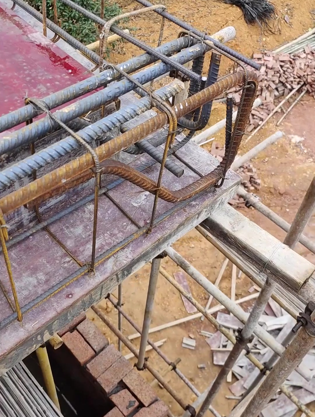 农村自建房挑梁,悬挑梁不绑密箍有作用吗,大家看这做的咋样