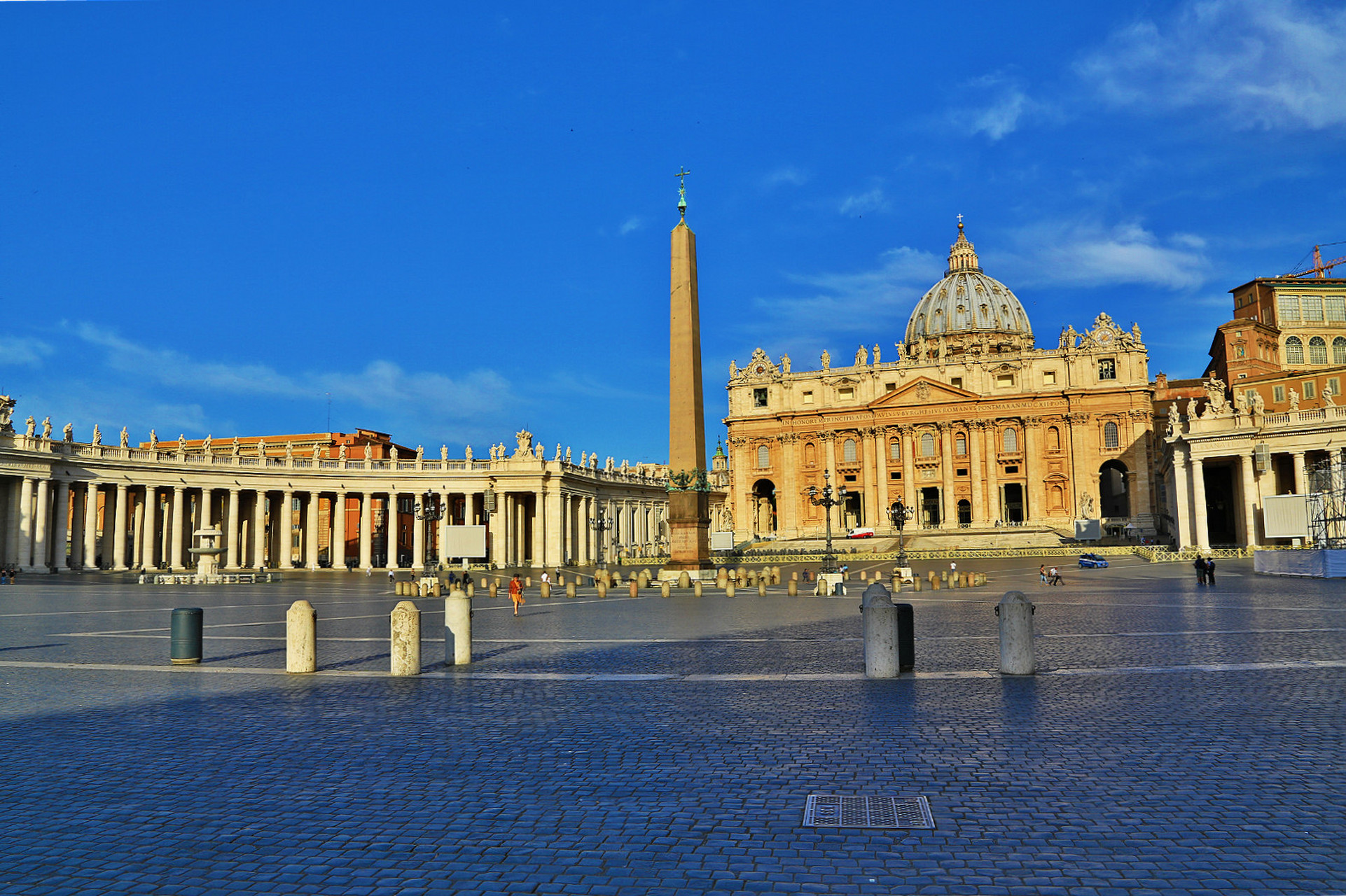 梵蒂冈是一个面积小,人口少但经济富裕的国家,拥有自己的军队和外交