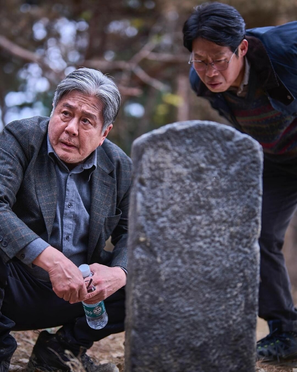 电影《破墓》的新剧照  这部由崔岷植,金高银,刘海镇和李道贤联袂主演