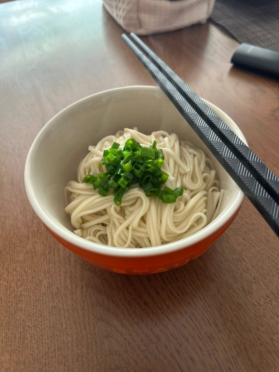 几个葱油拌面的制作精髓:  使用小碗来盛装面条,更显精致.