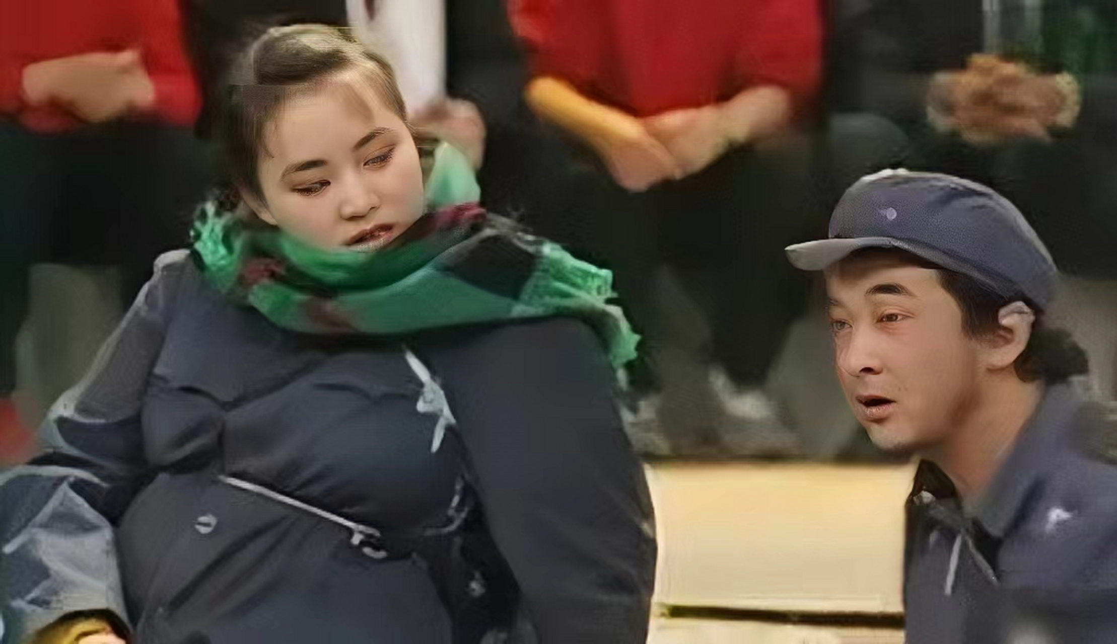 1990年,宋丹丹和黄宏在晚会上表演小品《超生游击队》的照片.