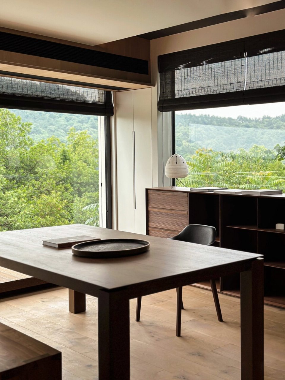 极简自然风格是一种以简洁,清新,自然为核心特点的装修风格