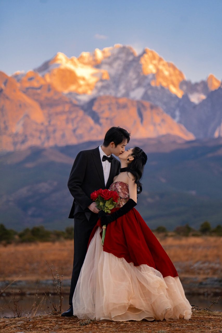 拍到了理想中的日照金山婚纱照  太阳初升,玉龙雪山被金色的阳光温柔