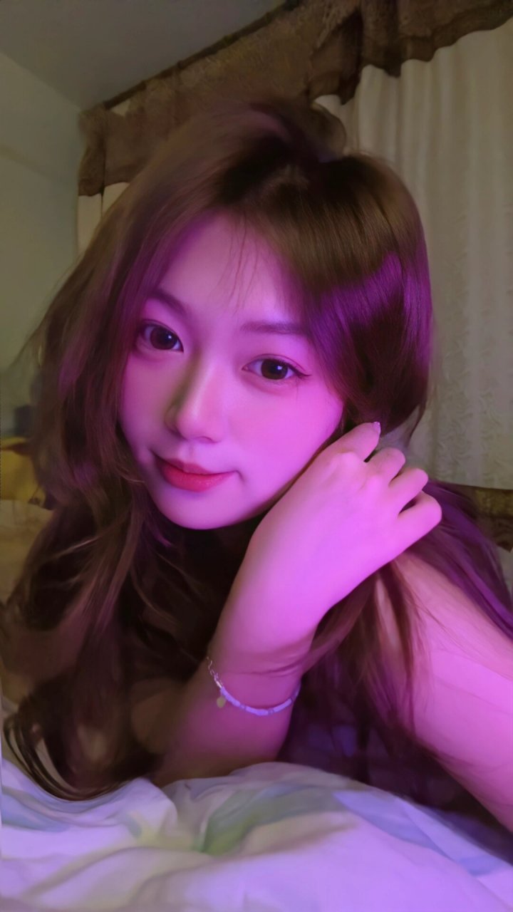 紫光拍照真的美  在卧室中利用一盏暖色调灯光作为主光源,同时将pad