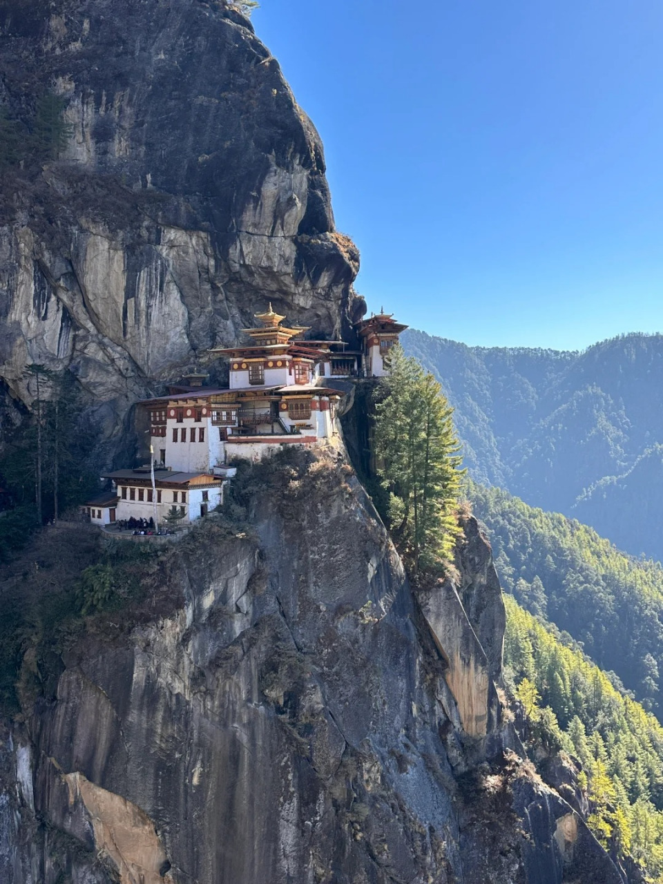 不丹王国,简称"不丹",位于喜马拉雅山脉东段南坡,其东,北,西三面与