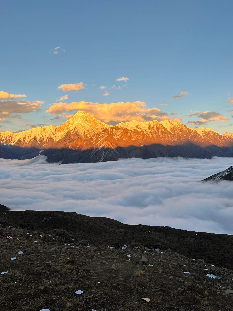 当我们到达的时候,天空还是一片深蓝,只有东边的山
