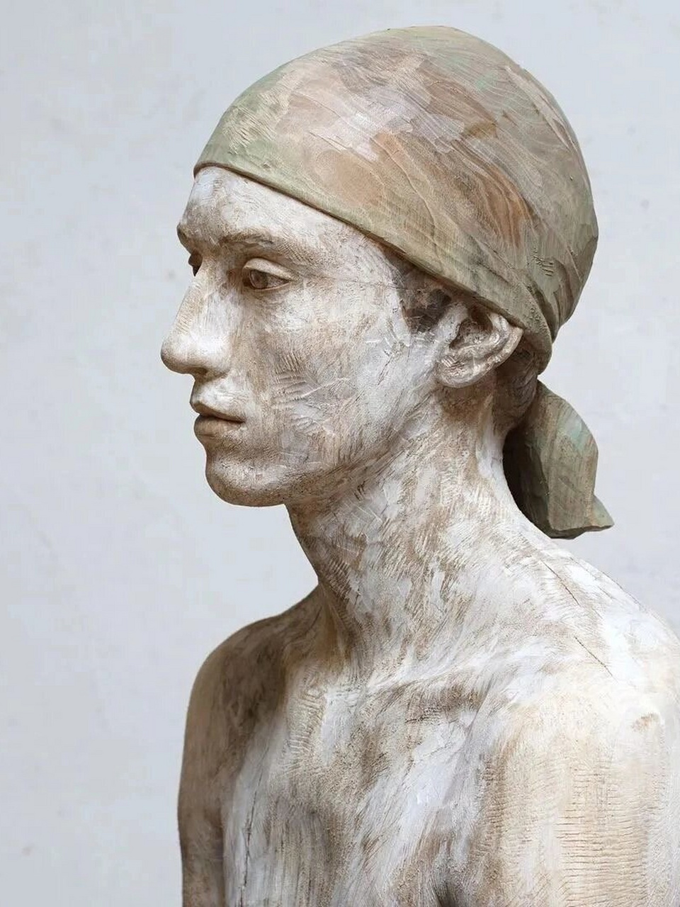 bruno walpoth,一位来自意大利的杰出木雕艺术家,以其独特的艺术造诣