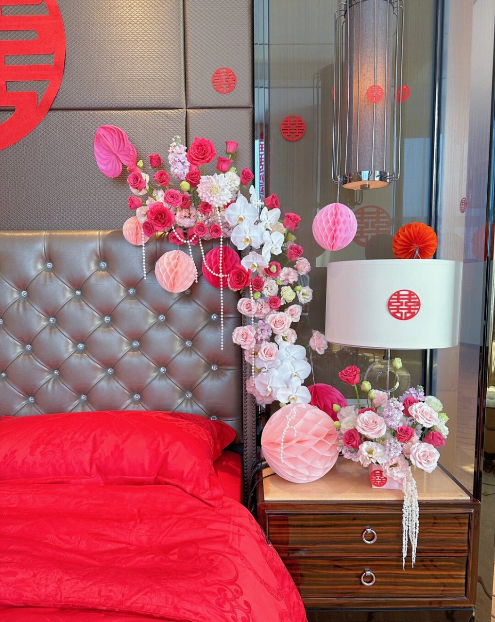 瞧这玫红色与粉色搭配的婚房,洋气十足,时尚感爆棚,简直是每个新娘