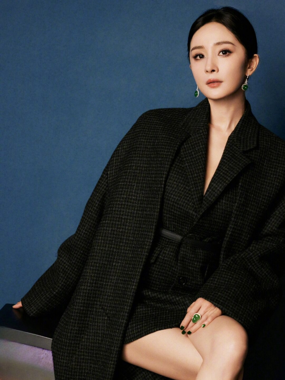 黑衣幂姐惊艳全场了  杨幂身着黑色深v礼服,搭配大波浪卷发,展现出