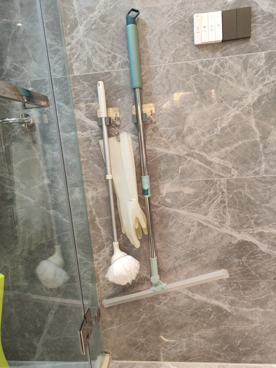 卫生间刮水拖把 开始觉得35cm长的刮水拖把用于卫生间肯定足够了.