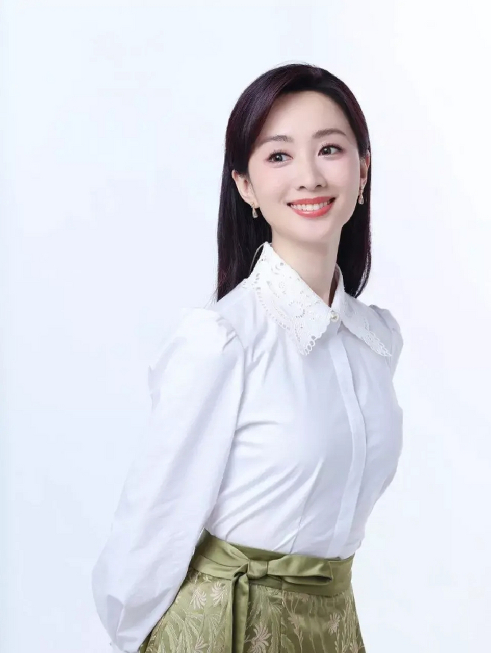央视美女主持郭若天,美丽自信,洁白迷人,身材娇好.