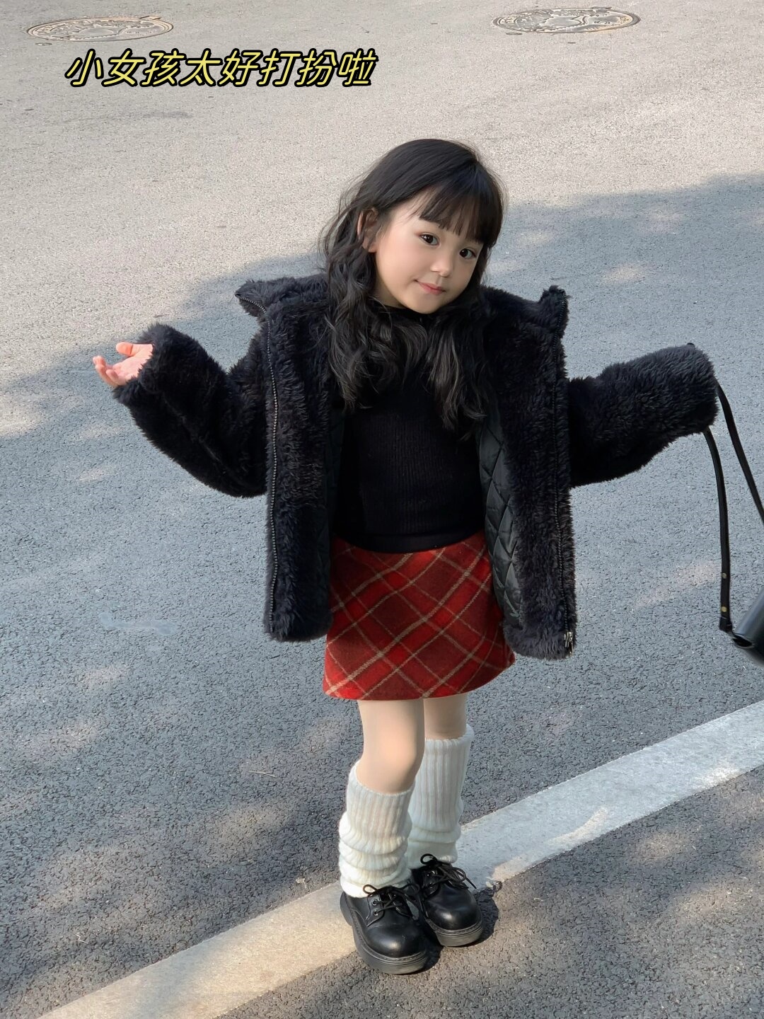 她们就像是小公主一样穿上漂亮的衣服和裙子扎上可爱的发型瞬间