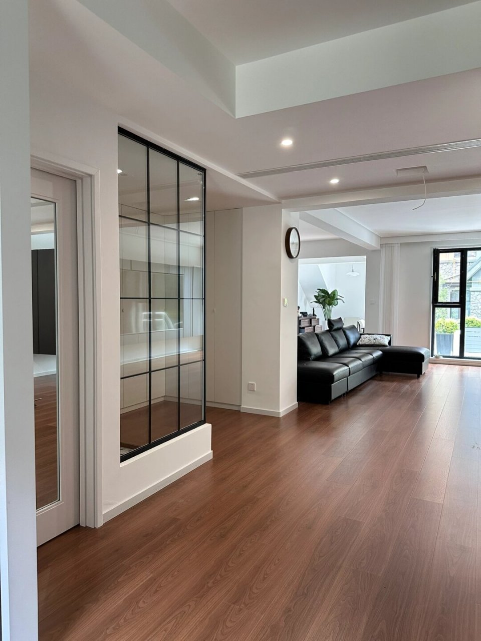 深色木地板与白墙白门绝配  在现代家居设计中,深色地板和大白墙已经