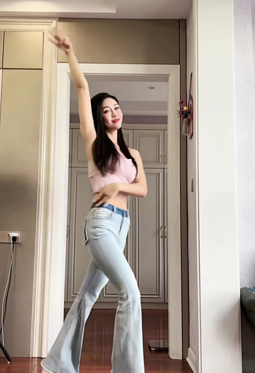 网红舞者晓凤,一曲牛仔裤背影白狐涨粉300万,你刷到过吗?[嘻嘻]#美女