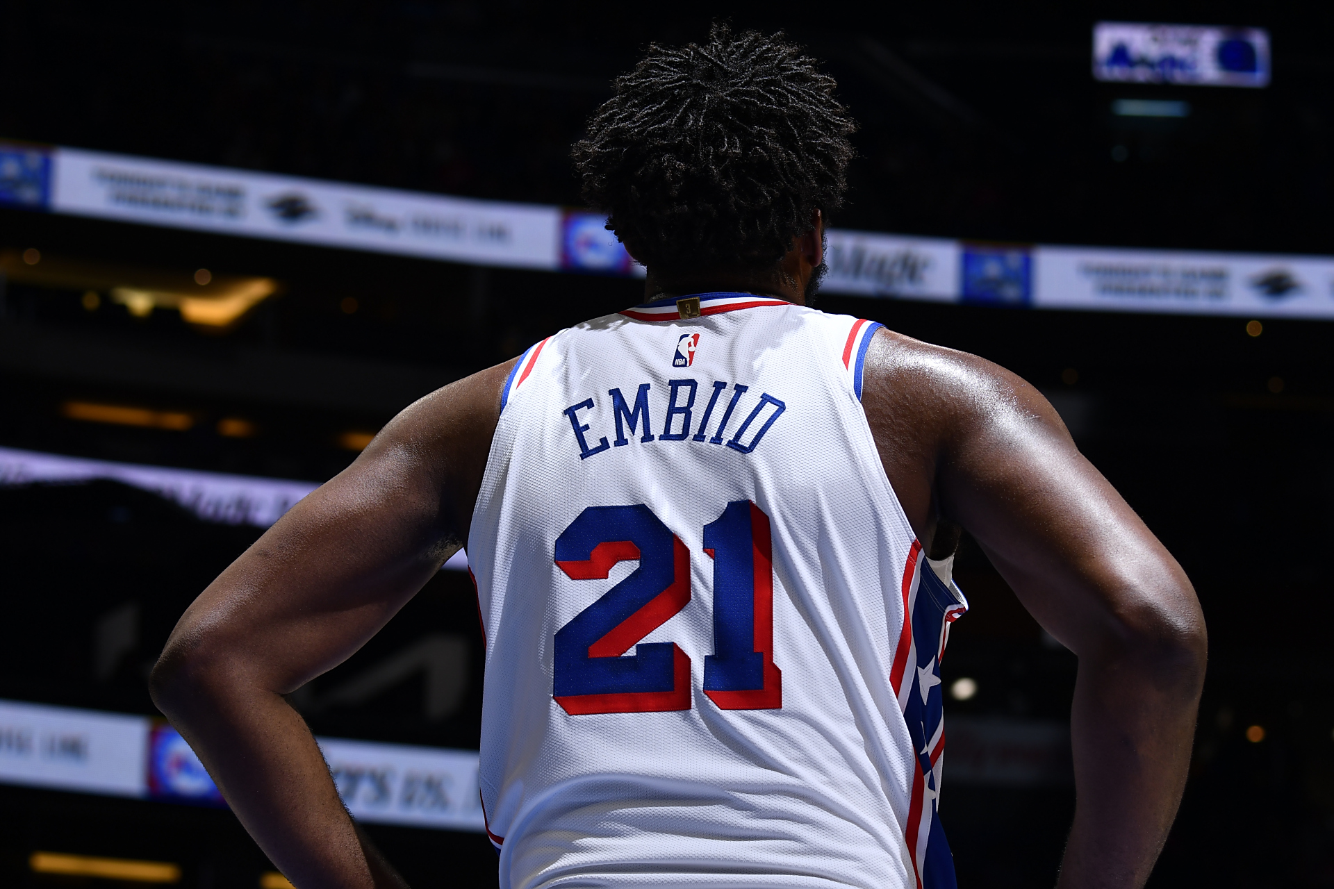 恩比德本赛季半程场均35.1分11.4篮板5