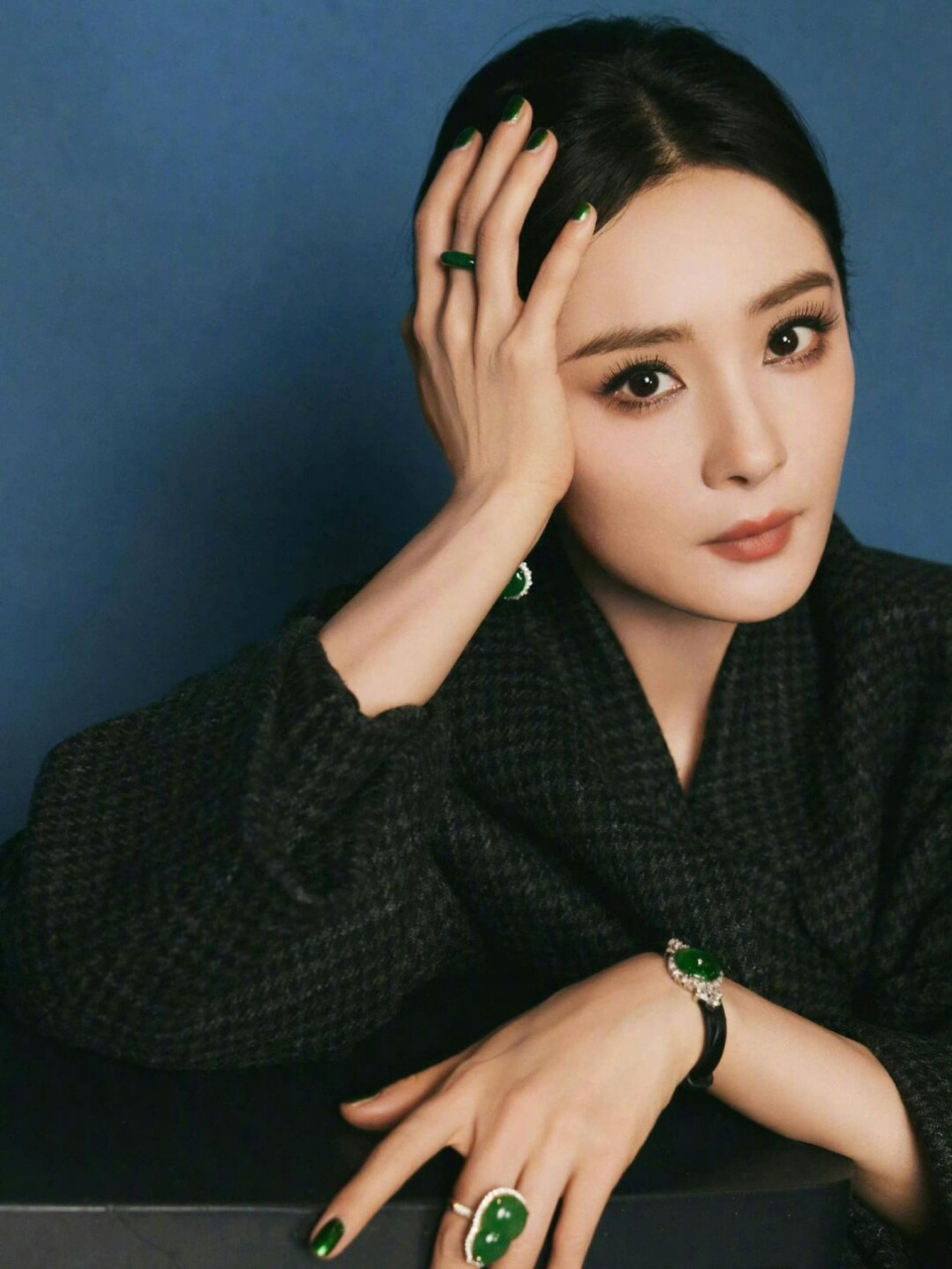 黑衣幂姐惊艳全场了  杨幂身着黑色深v礼服,搭配大波浪卷发,展现出