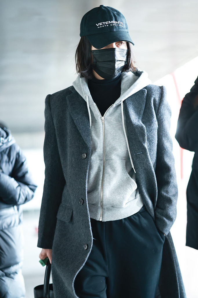 宋佳机场街拍来了,她穿了一件深灰色的直筒型长款大衣,内搭一件白色的