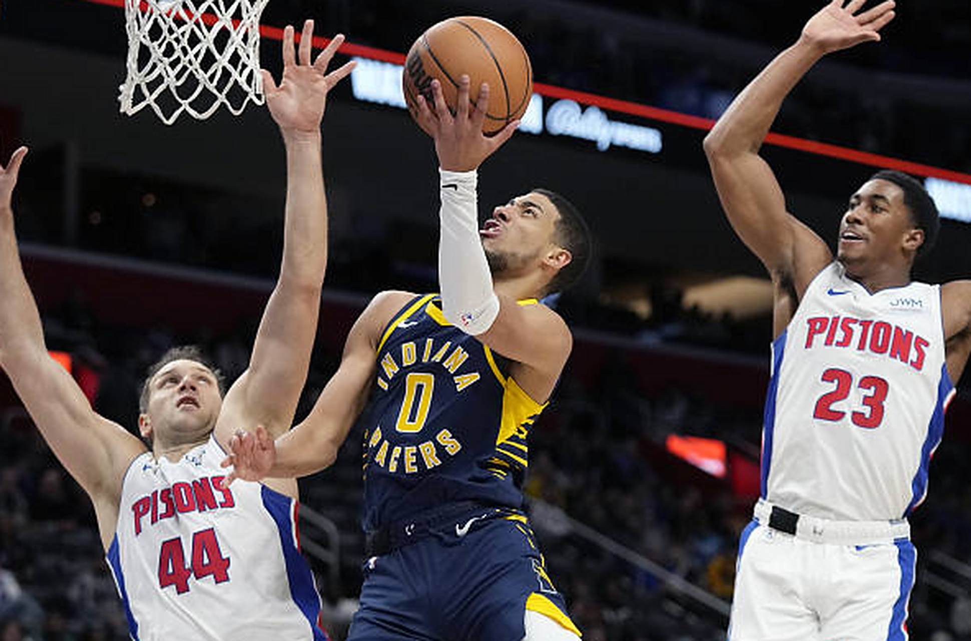 布克盛赞防守升级：太阳蓄力待发，静候文班亚马巅峰对决