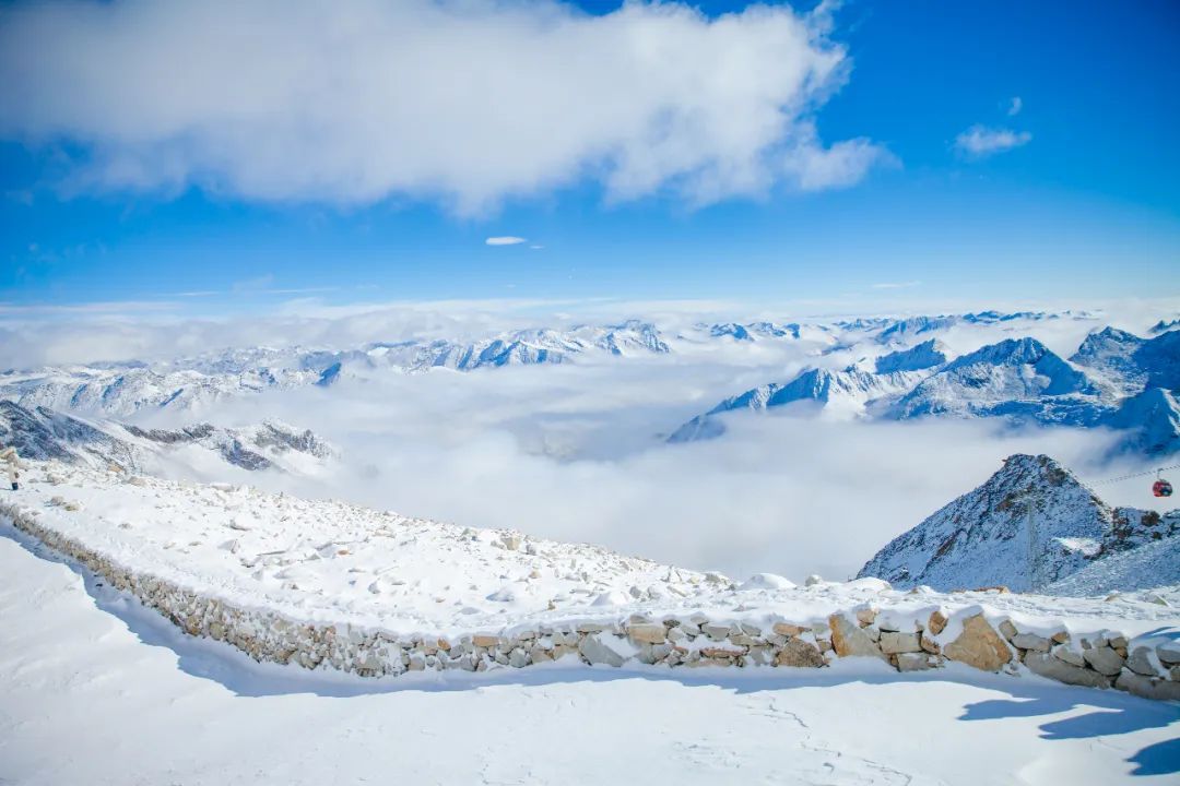 站在达古冰川的观景台上,你仿佛可以触摸到冰川的壮丽景色