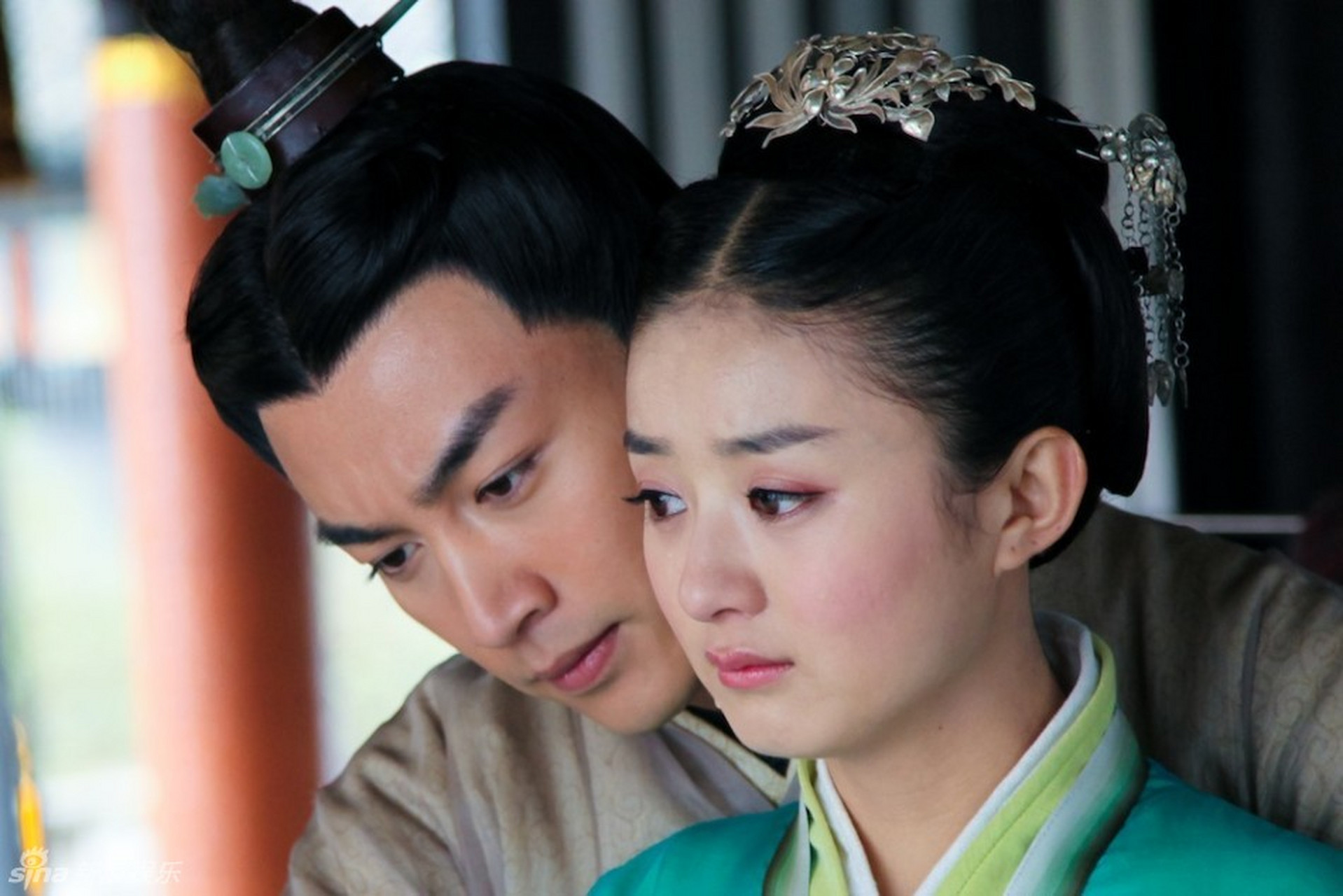 2013年的一次采访中,主持人询问赵丽颖和陈晓是否已经在一起,赵丽颖