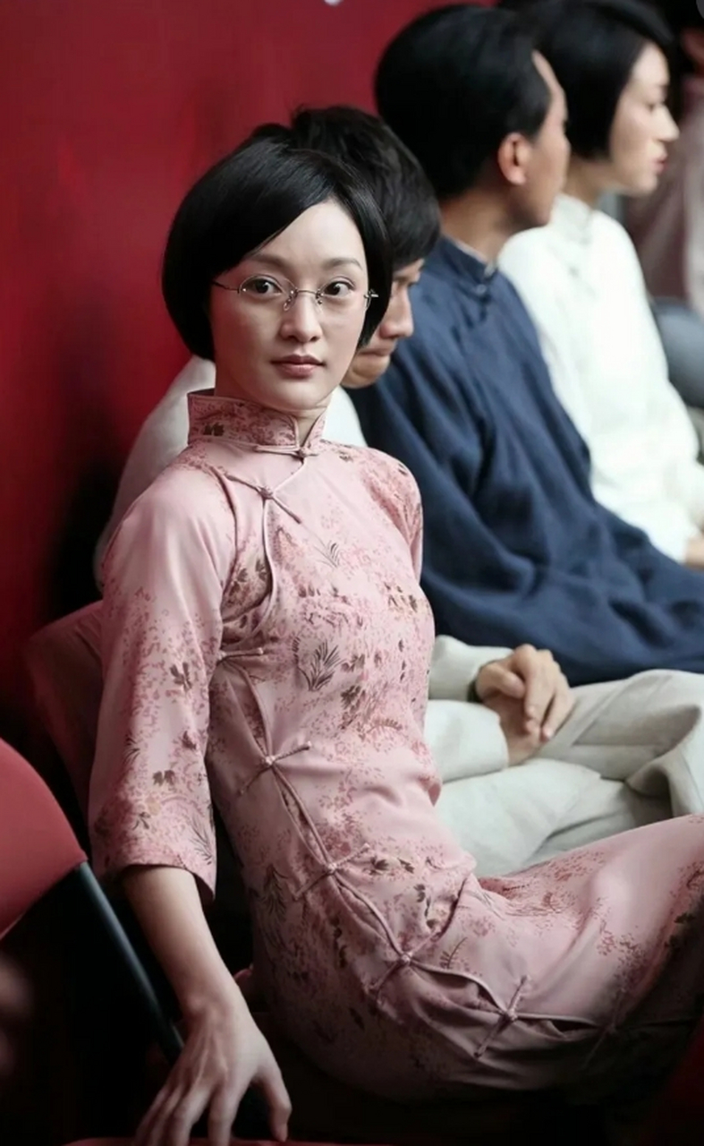 周迅清纯旗袍装,粉红高领修身款. 刘烨身旁轻搂肩,笑容都挺好看的.