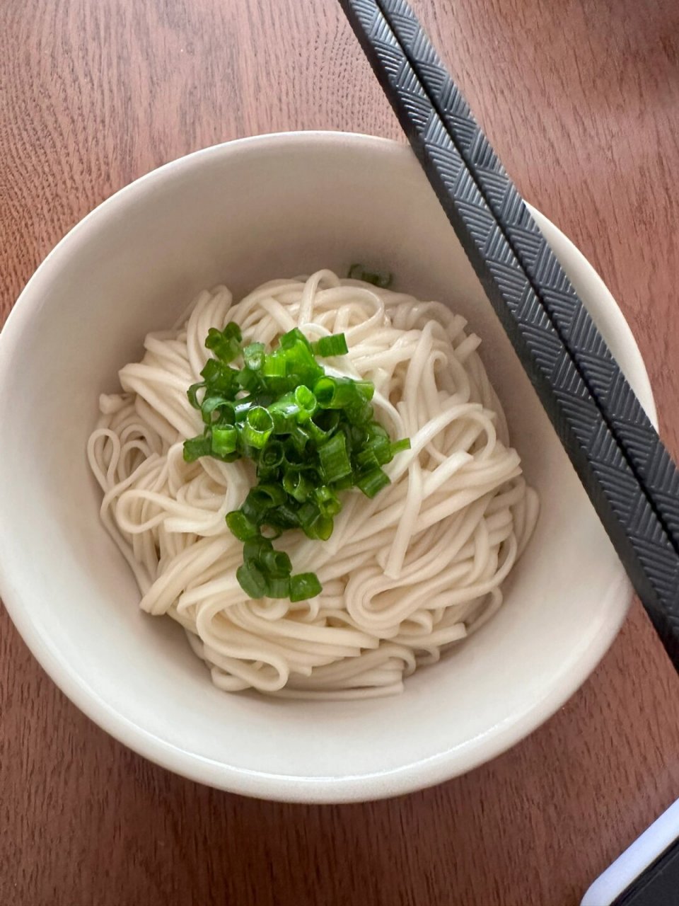 几个葱油拌面的制作精髓:  使用小碗来盛装面条,更显精致.