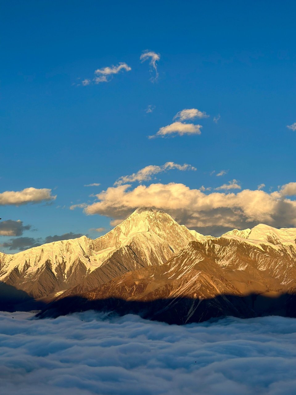 当我们到达的时候,天空还是一片深蓝,只有东边的山