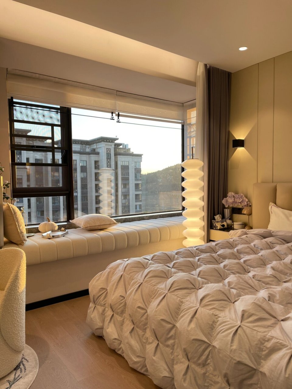 的卧室,真的越住越爱~  这个16平米左右的主卧,采用了现代简约风格,给