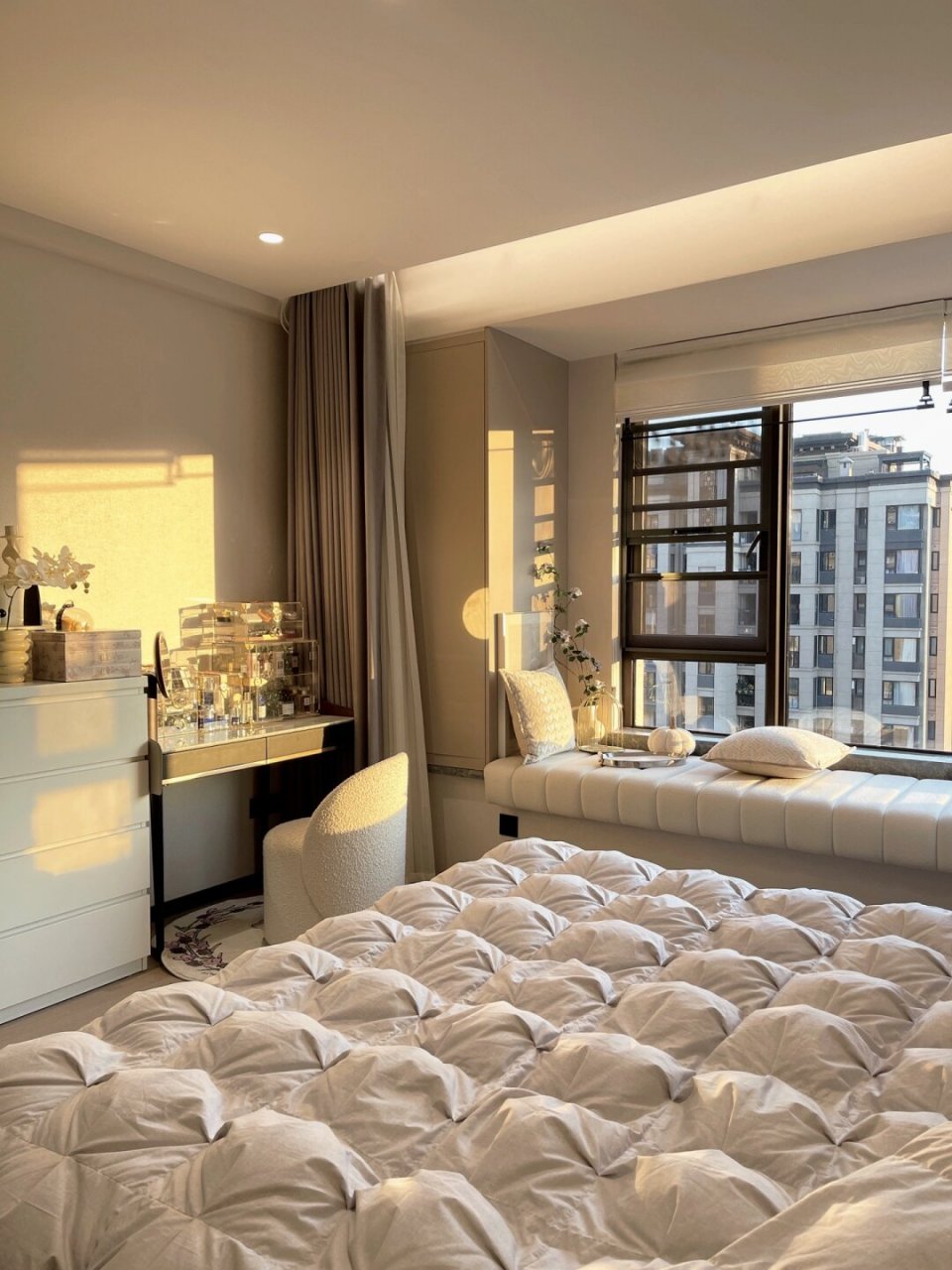 的卧室,真的越住越爱~  这个16平米左右的主卧,采用了现代简约风格,给