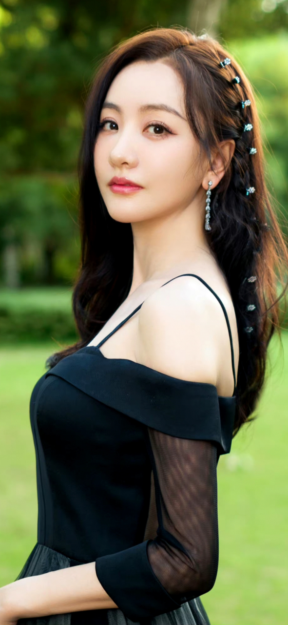 杨蓉,1981 年 6 月 3 日出生于云南保山,毕业于上海戏剧学院,是中国