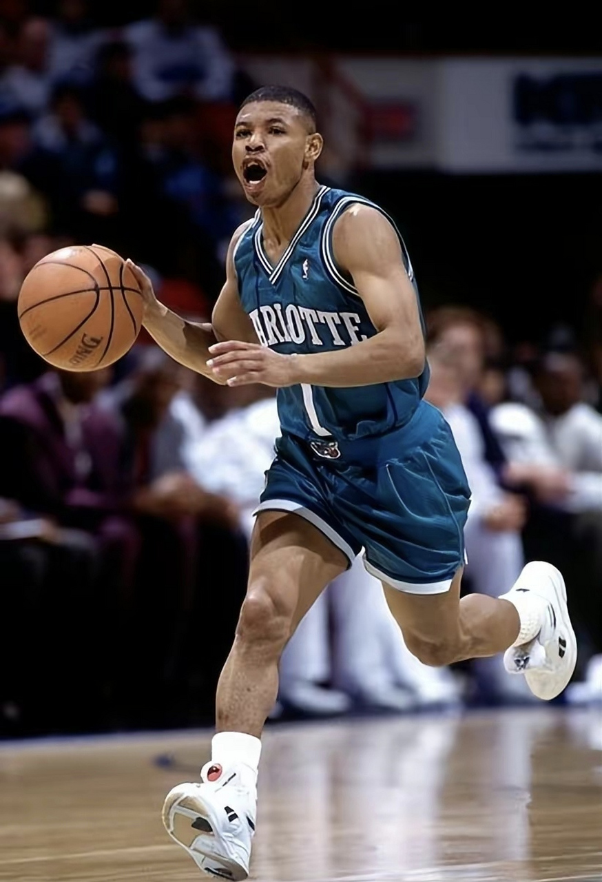 6米的博格斯在nba效力了14年,这简直是一个奇迹.