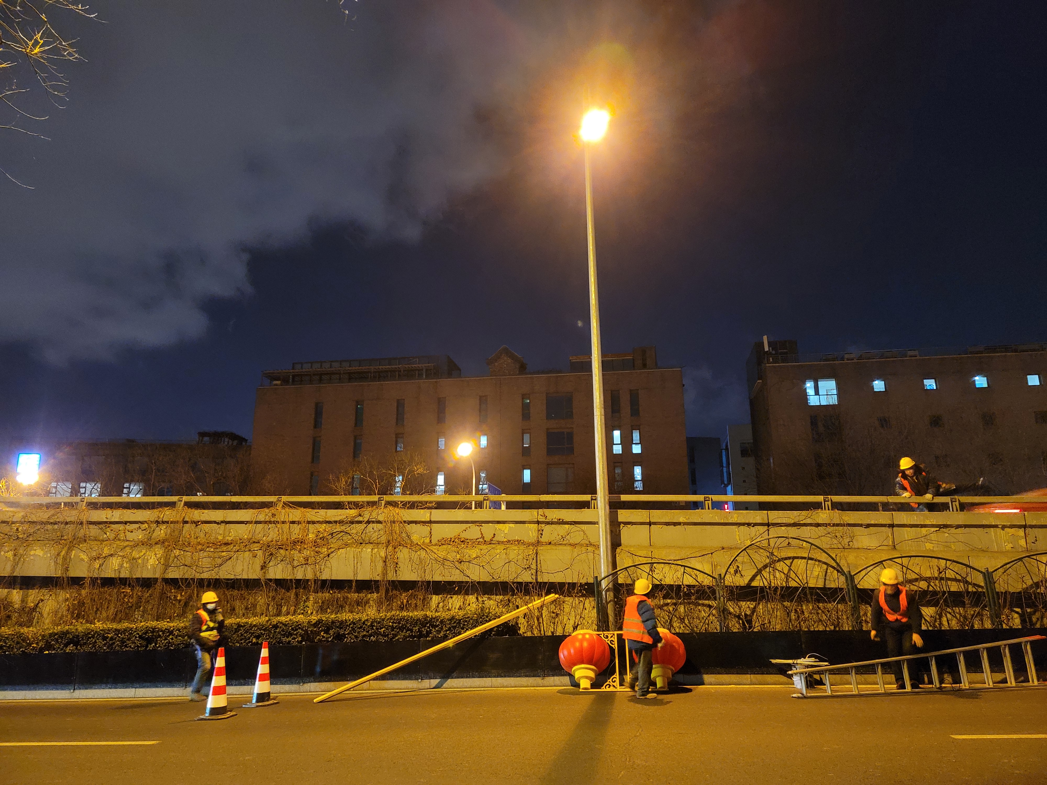 深夜北京街头很多工人在加班,路边堆满红灯笼,春节没钱旅游咋办
