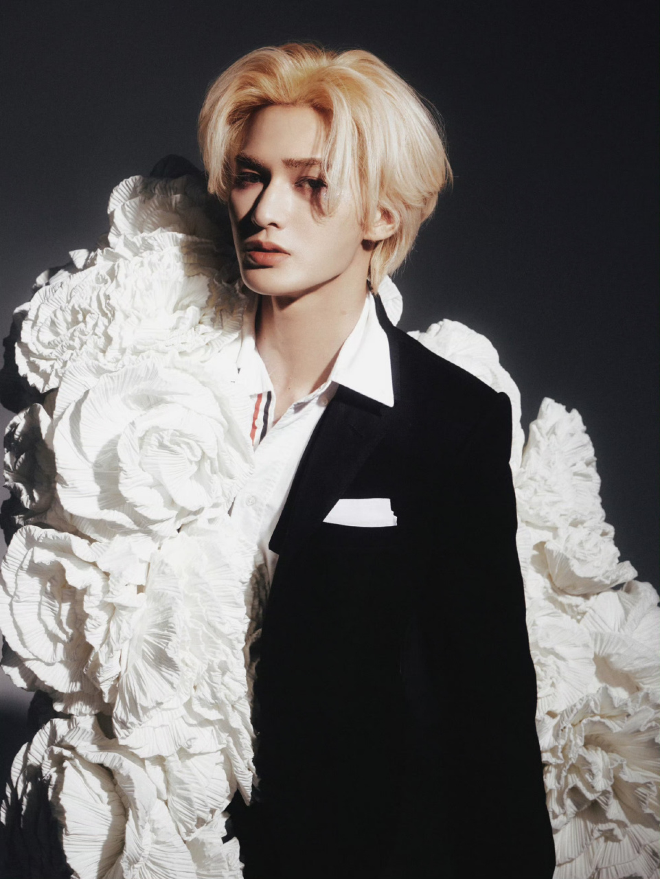 朱正廷黑白晕染西装搭配金发,好看的很,金发真的让他焕发出不一样的