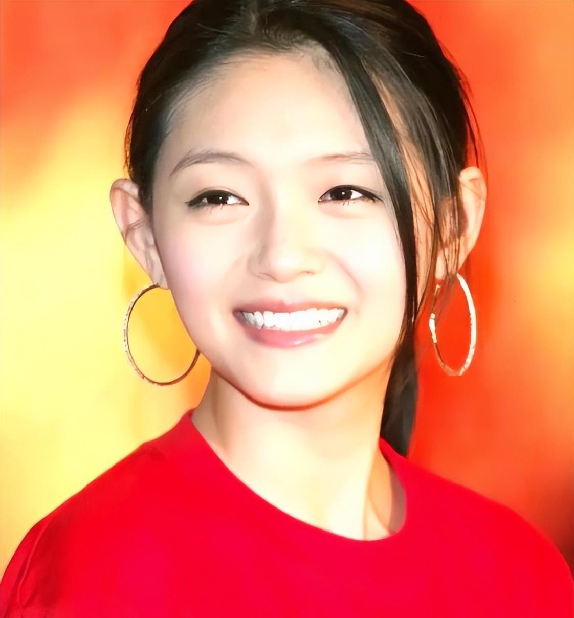 被汪小菲羞辱后,大s复出拍摄广告,穿白色西服有知识分子气息