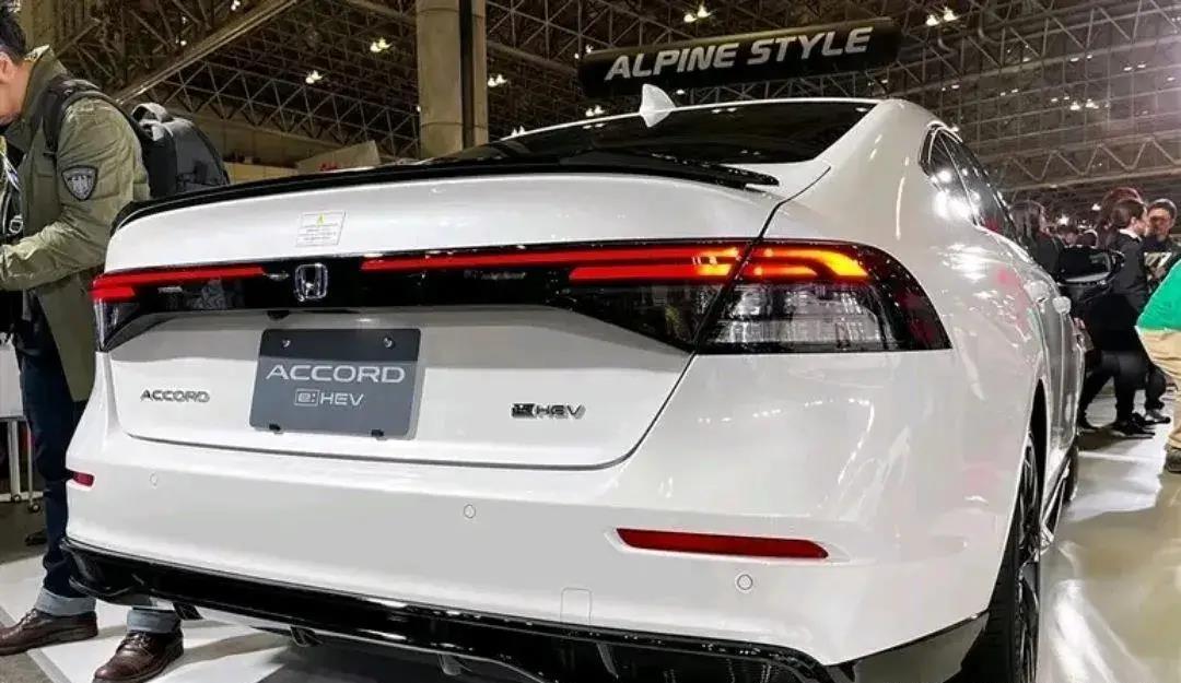 本田雅阁sport重磅发布 插电混动亮相大尺寸黑色轮毂彰显霸气风范