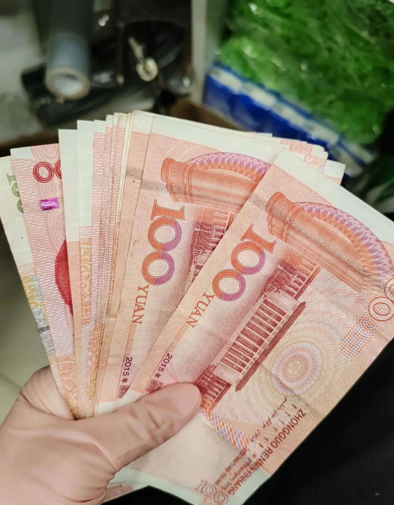 当我丈夫的祖父去世时,我的母亲给了我1000元让我转交给我的婆婆作为