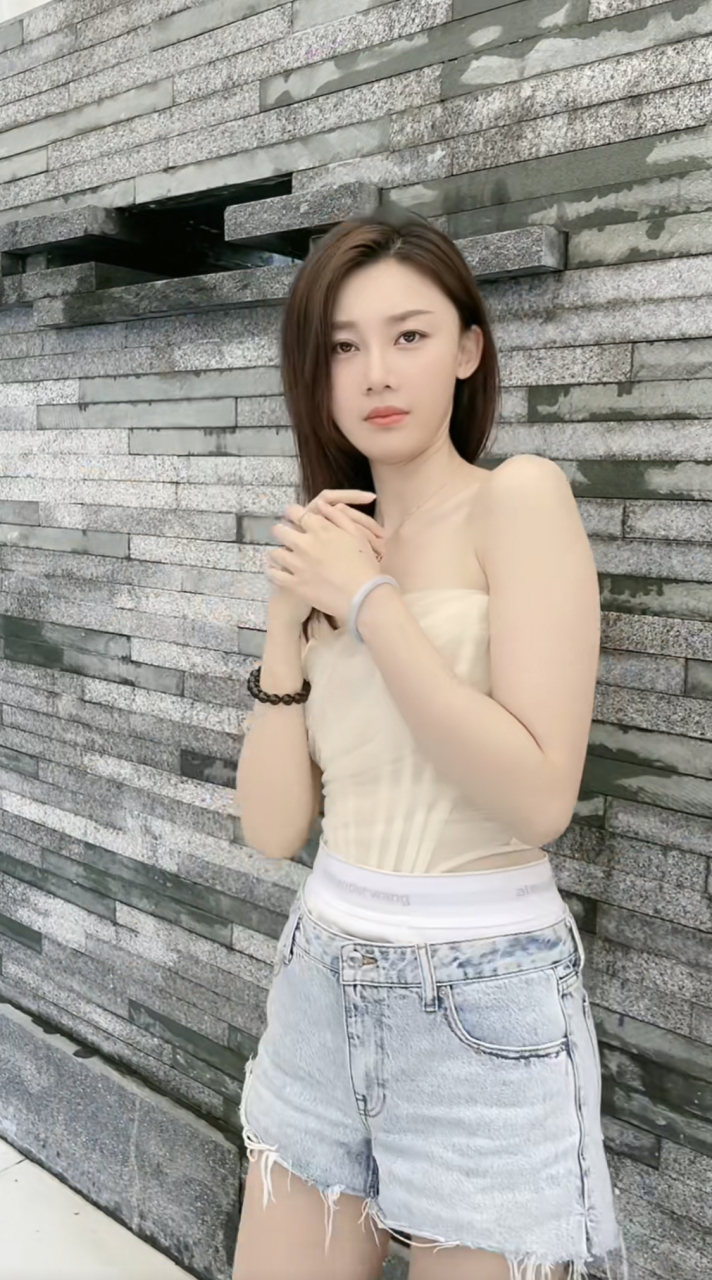 网红美女车模  张芮尔 张芮尔,之前叫张骞羽,1994年出生北京朝阳,身高