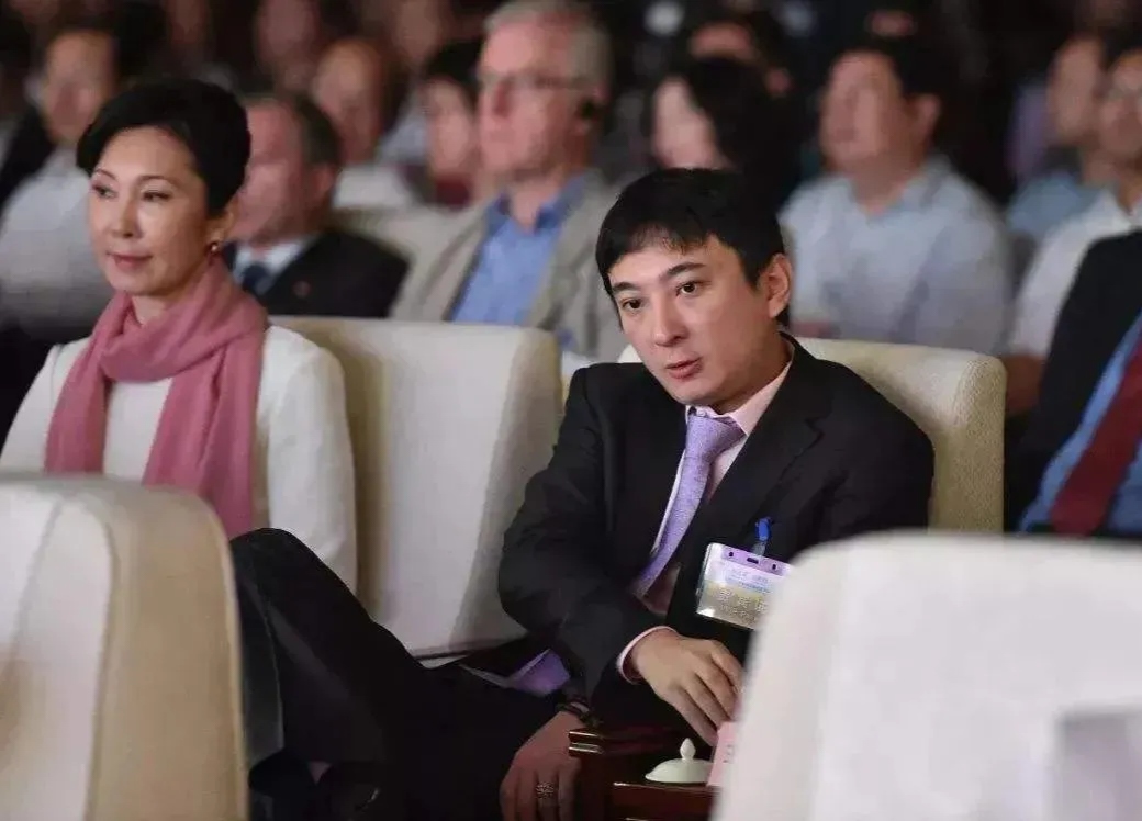 依然一副"吊儿郎当"的模样~  真没想到,王思聪的妈妈林宁原来这么有