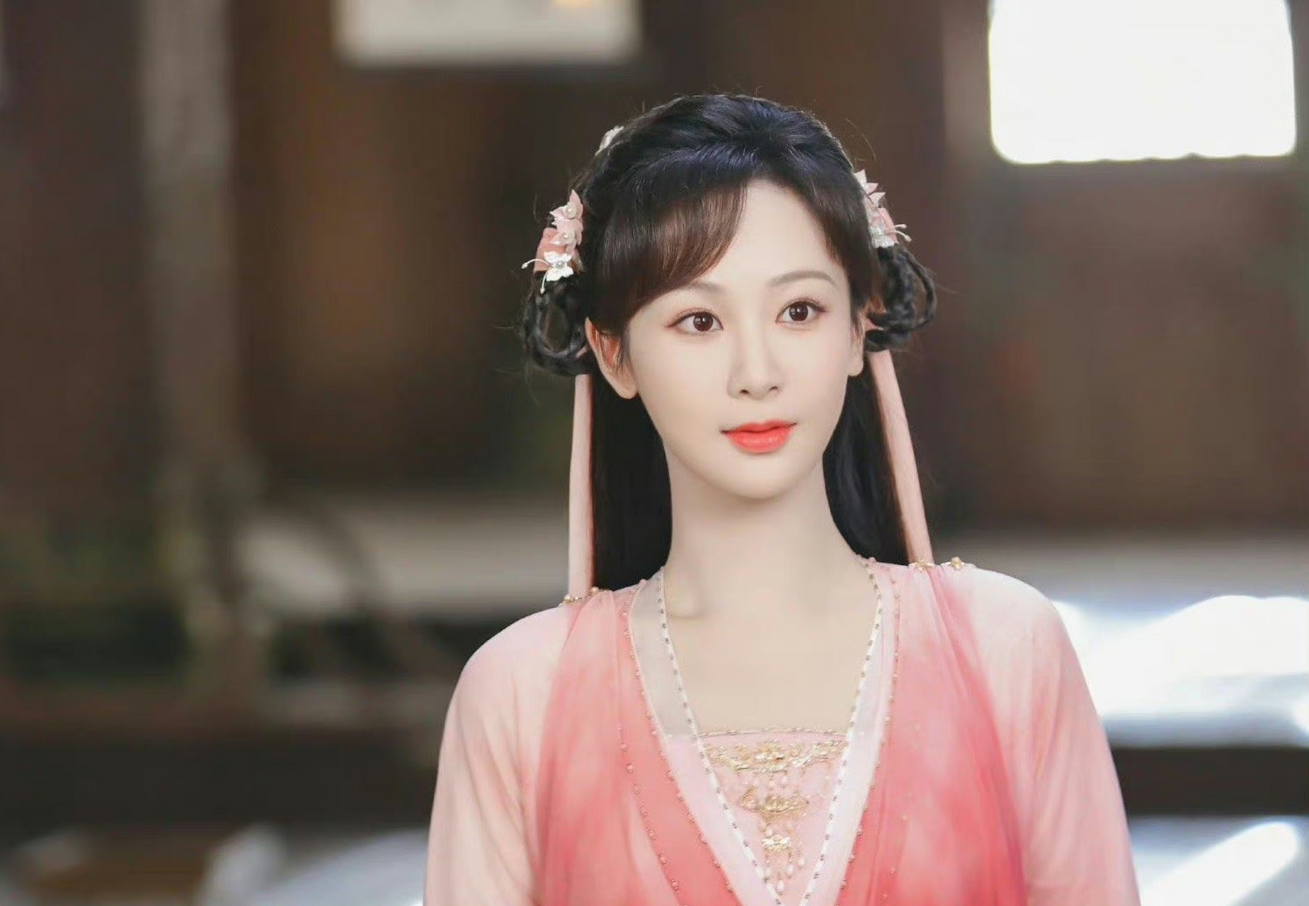 杨紫可能不是传统定义上的那种大美女,但是也是可爱漂亮,就是好看