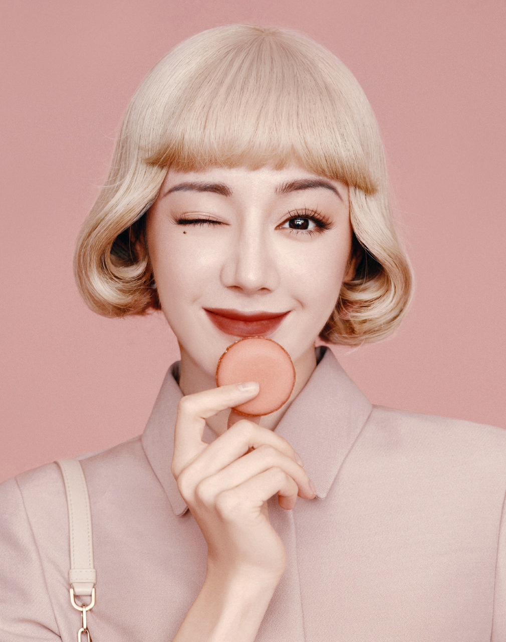 迪丽热巴复古金发芭比造型,妆容精致,眼眸明亮,嘴唇红润,整个人散发着