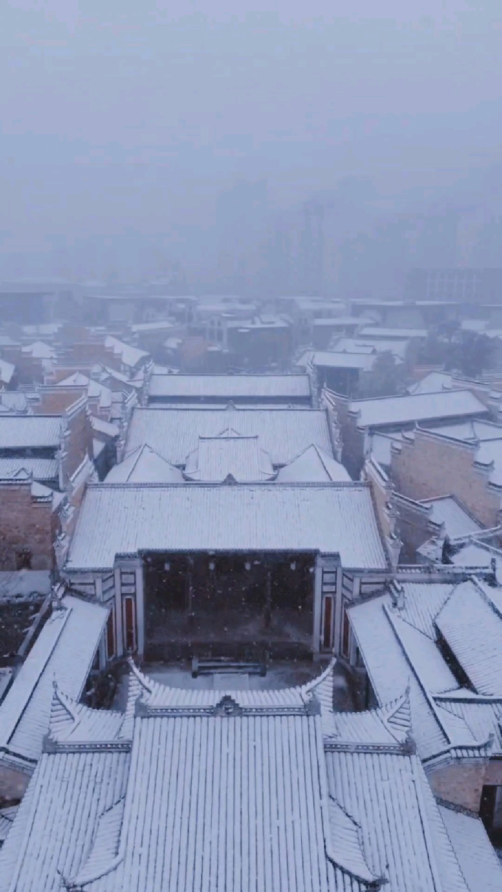 位于江西西北部的宜春万载县,迎来2024年第一场雪,雪中的万载古城银装