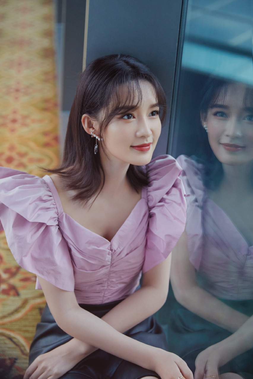 李沁自幼学习戏曲,毕业于上海戏剧学院附属戏曲学校.