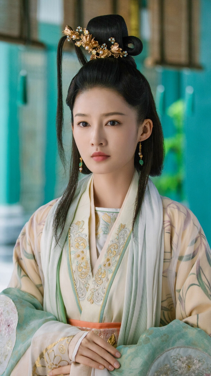 李沁自幼学习戏曲,毕业于上海戏剧学院附属戏曲学校.