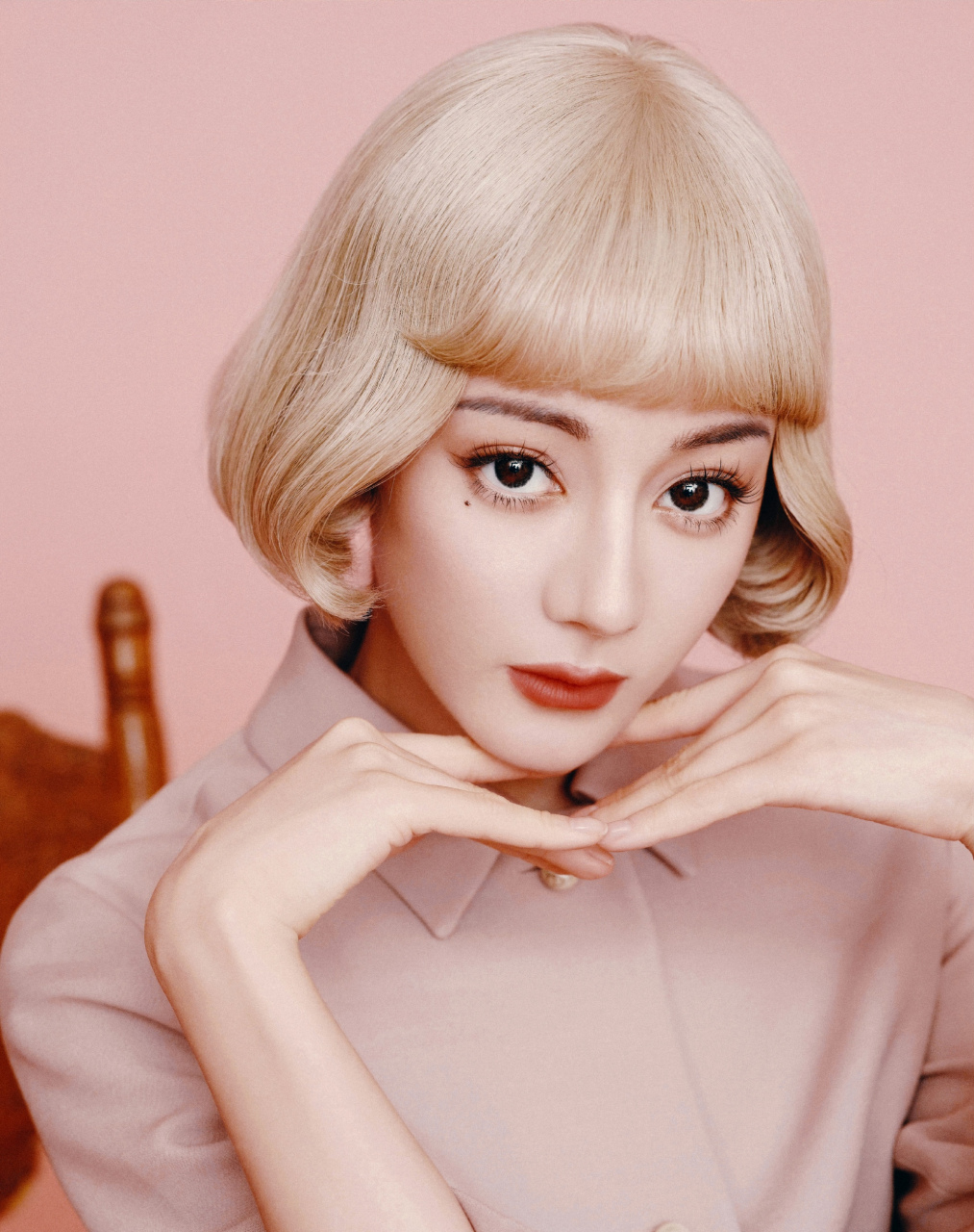 迪丽热巴复古金发芭比造型,妆容精致,眼眸明亮,嘴唇红润,整个人散发着